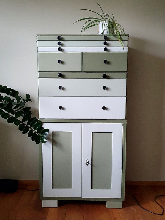 Ein alter Schrank, geschmackvoll und edel verjüngt